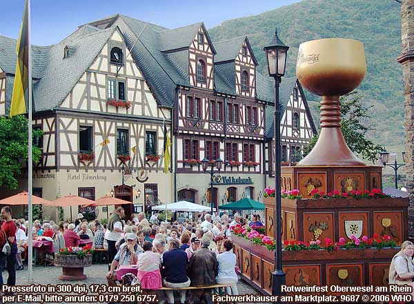 Rotweinfest Oberwesel am Rhein, Fachwerkh�user am Marktplatz. 9687 � 2006 WHO